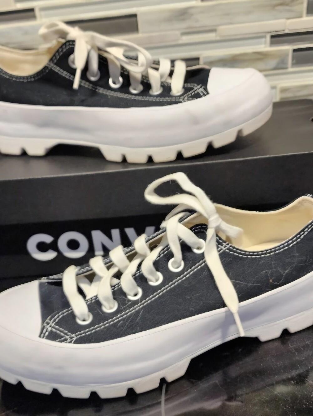 Converse Womens Black & White Low Top Sneaker Shoe w Chunky Lug Sole sz 8 M